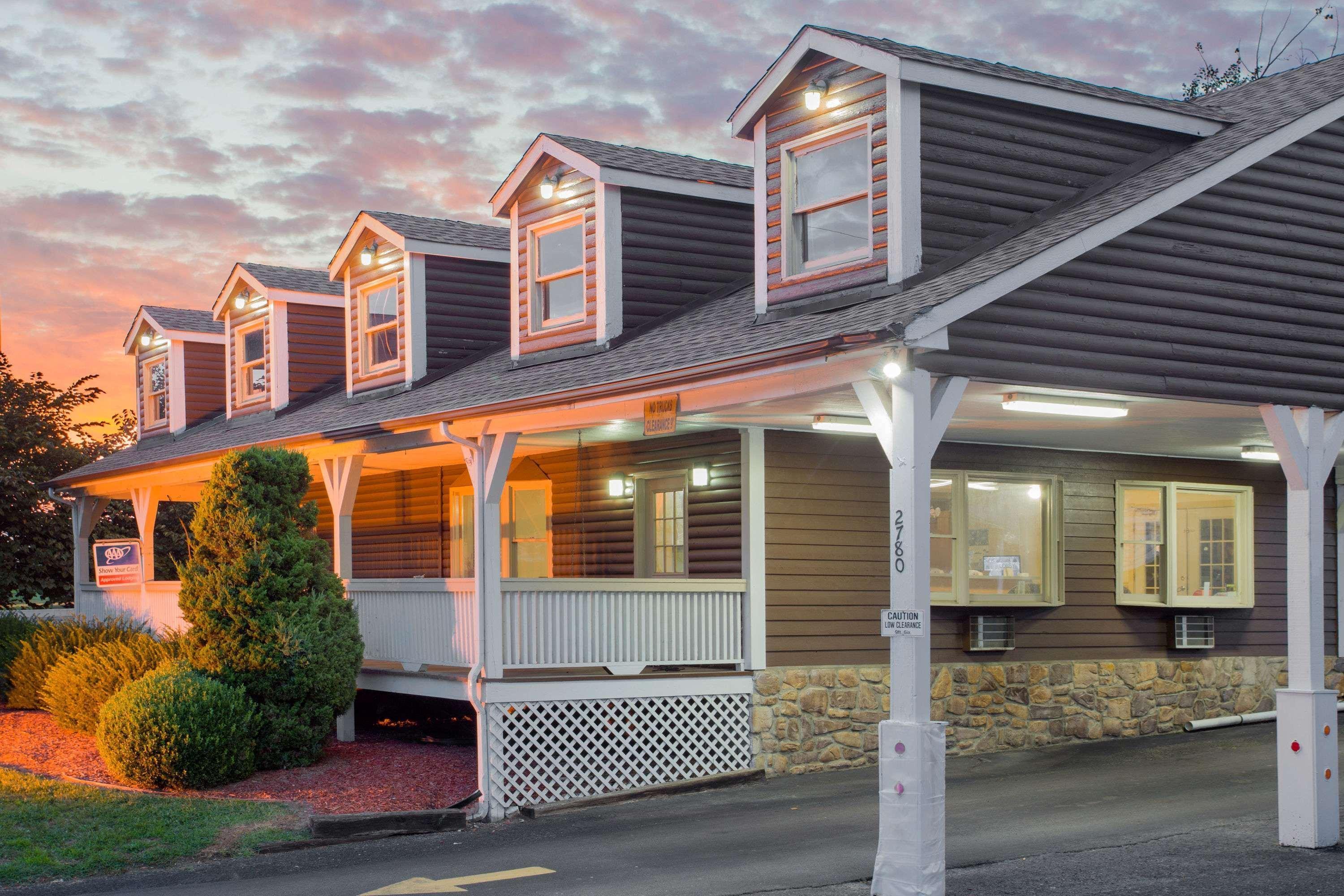 Super 8 By Wyndham Christiansburg Motel Exterior photo