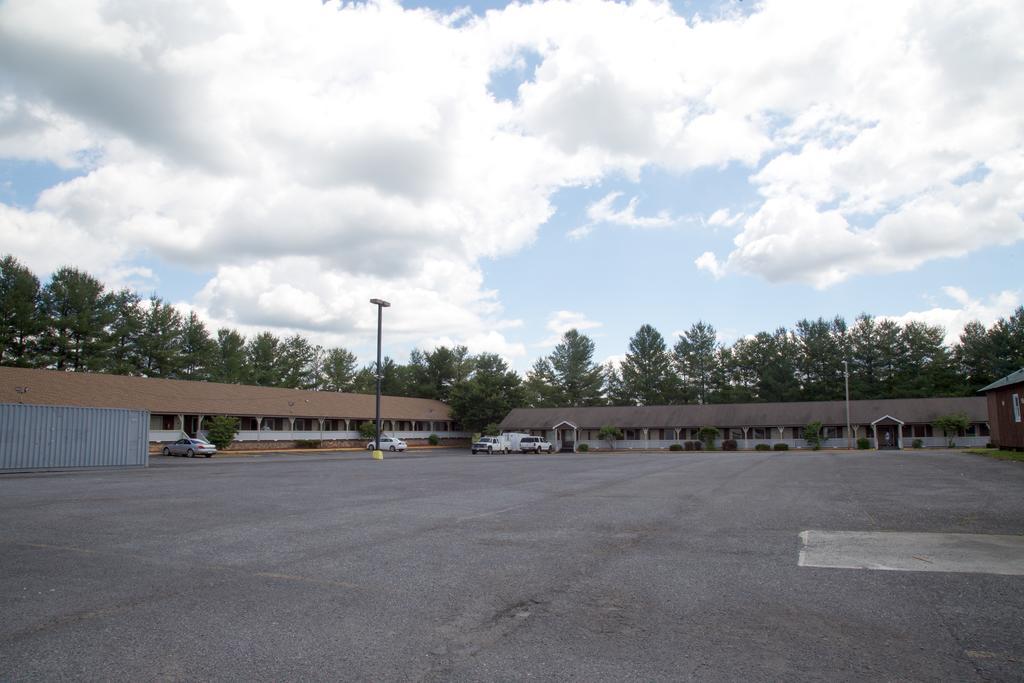 Super 8 By Wyndham Christiansburg Motel Exterior photo