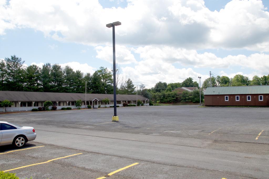 Super 8 By Wyndham Christiansburg Motel Exterior photo