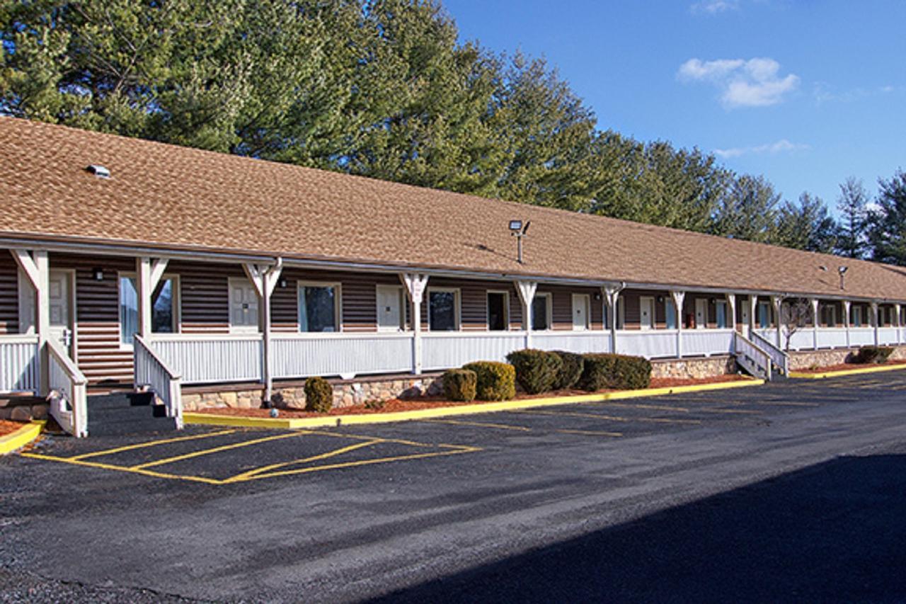 Super 8 By Wyndham Christiansburg Motel Exterior photo